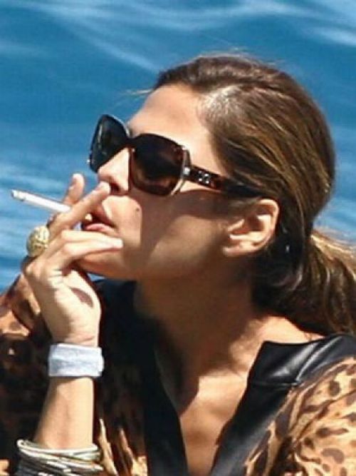 30 знаменитых и красивых женщин, которые на самом деле курят