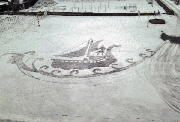 дворник ижевск картины метлой на снегу