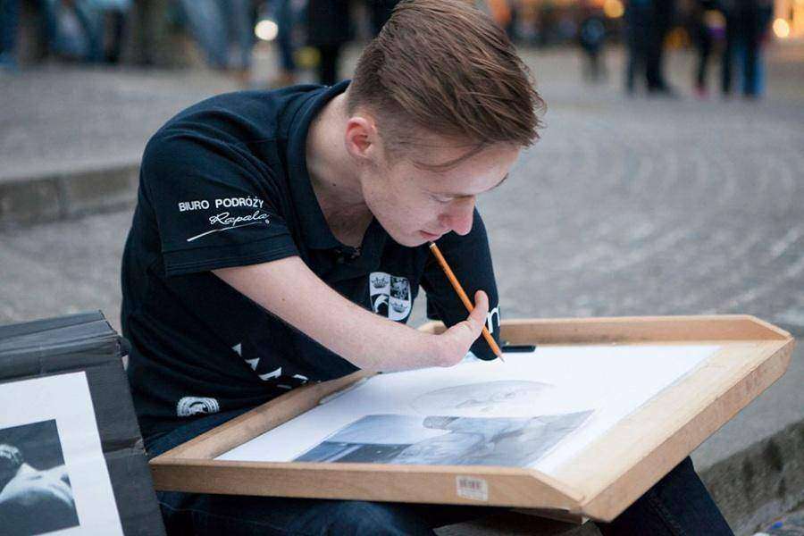 Безрукий художник создает невероятно реалистичные портреты карандашом