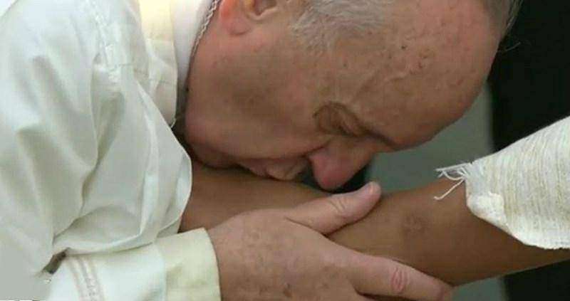 Фото дня: Папа Франциск моет и целует ноги мусульманам