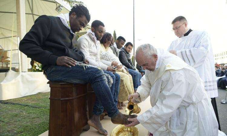 Папа Франциск моет и целует ноги мусульманам