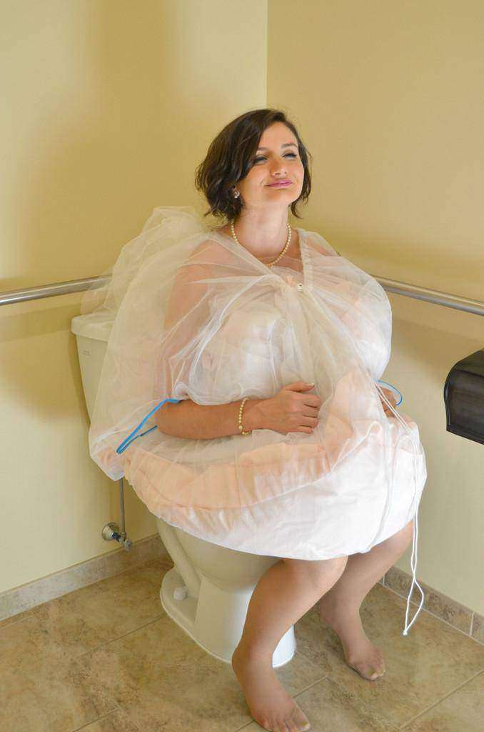 сходить в туалет в свадебном платье Bridal_Buddy