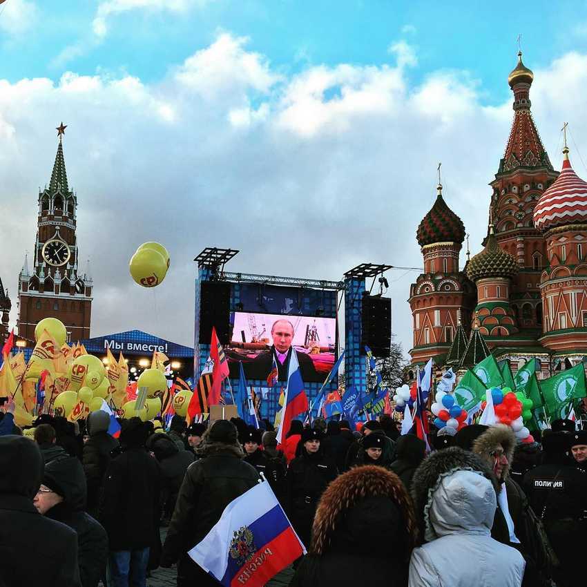 Когда-нибудь эти фотографии будут смотреться как хроника времен Сталина: массовое ликование по поводу присоединения Крыма в Москве