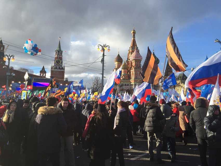 Когда-нибудь эти фотографии будут смотреться как хроника времен Сталина: массовое ликование по поводу присоединения Крыма в Москве