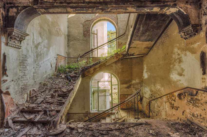 old abandoned staircase with plants заброшенных зданий