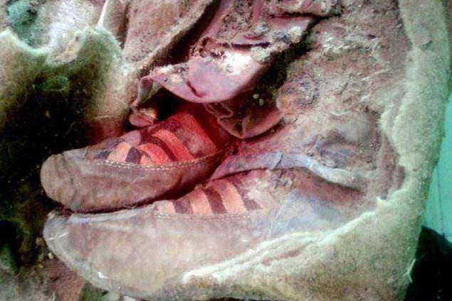 Археологи обнаружили в горах Монголии мумию в обуви, напоминающей кроссовки Adidas 1