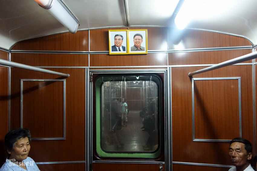 pyongyang-metro-inside-train-leaders Фото метро Пхеньяна 1