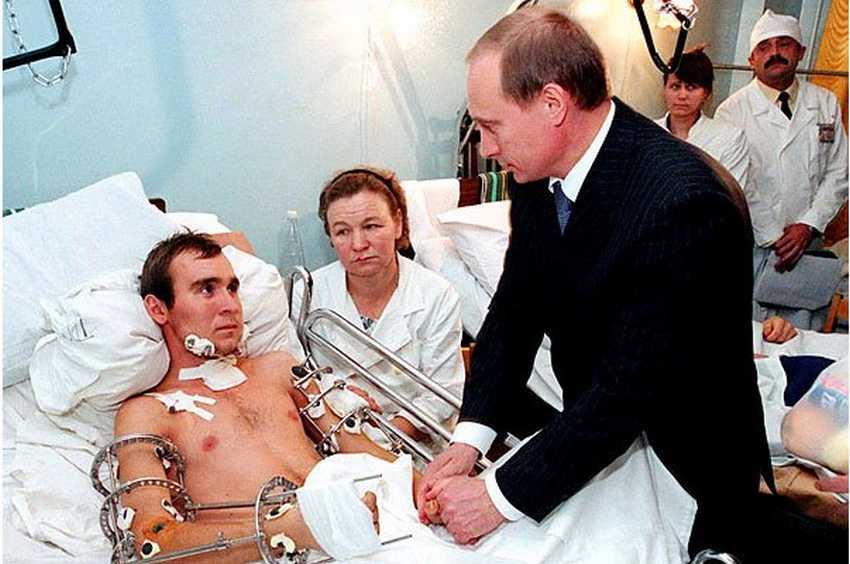 60 лучших снимков из серии "Путин смотрит на что-то"