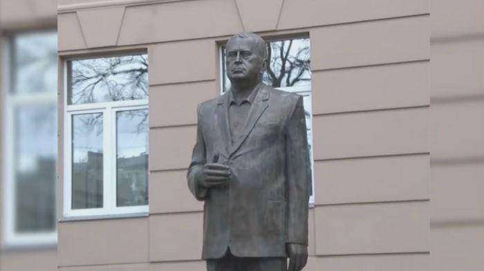 Жириновский в Москве открыл памятник самому себе