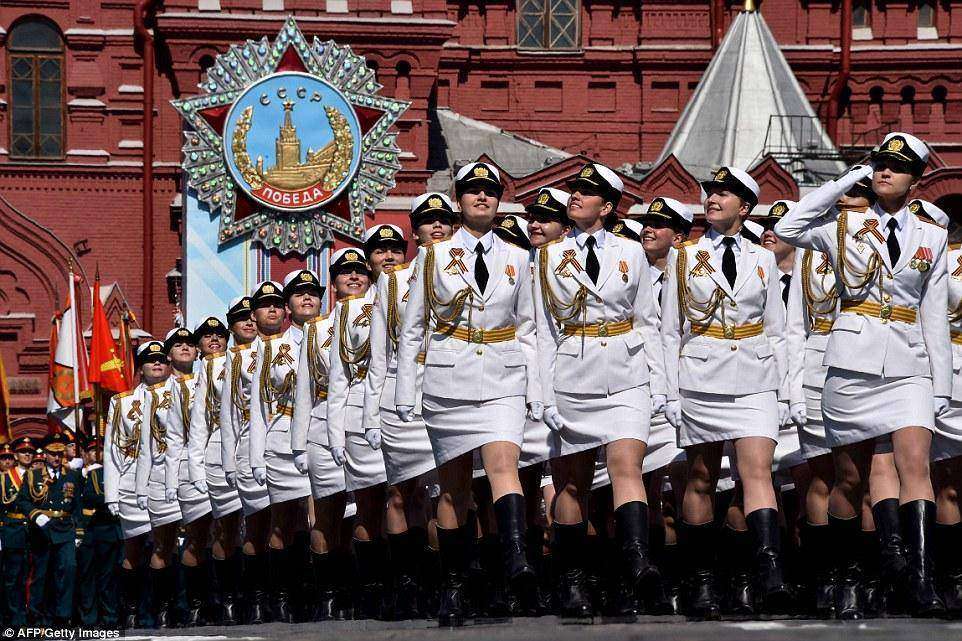 путинская армия в мини-юбках