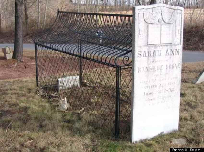 another-creepy-cage-designed-to-thwart-grave-robbers-and-zombies-photo-u1