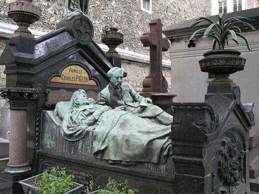 elaborite-gravestone-in-paris-france-photo-u1