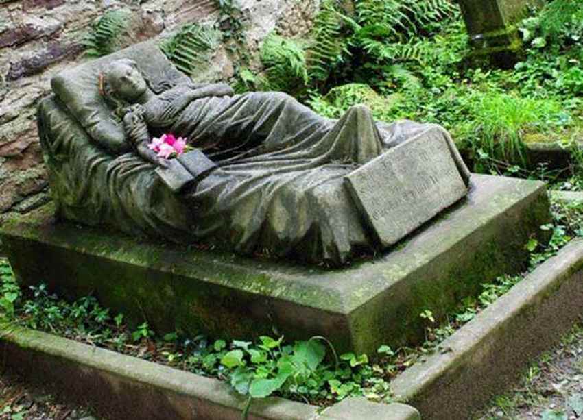 life-size-grave-of-a-16-year-old-girl-commissioned-by-her-sister-photo-u1