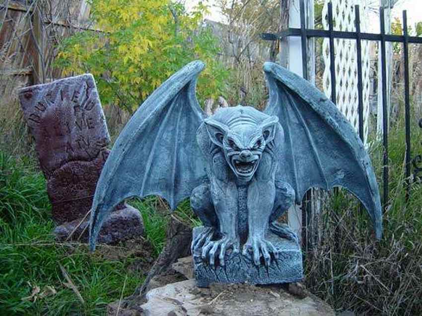 the-gargoyle-is-scary-but-the-buried-alive-at-boot-tombstone-is-terrifying-photo-u1