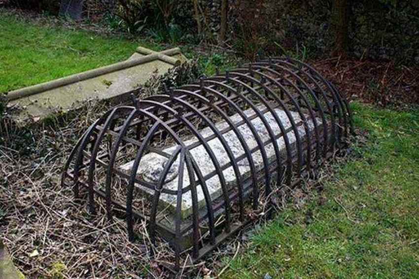 this-victorian-era-grave-was-designed-to-keep-zombies-in-their-graves-photo-u1