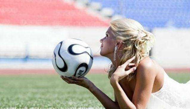 жена неожиданно приходит смотреть футбол