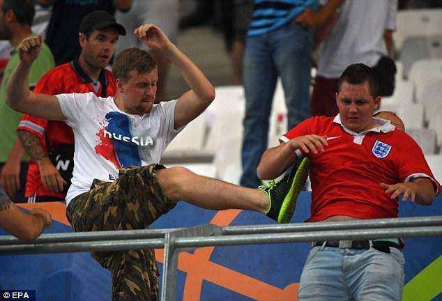 352AB16900000578-0-A_Russian_fan_kicks_an_English_supporter_as_violence_spreads_fro-a-64_1465903291580
