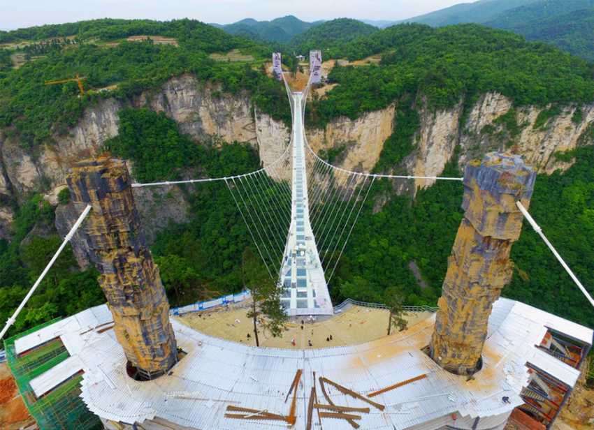 Страшно смешные туристы на умопомрачительном стеклянном мосту в Китае
