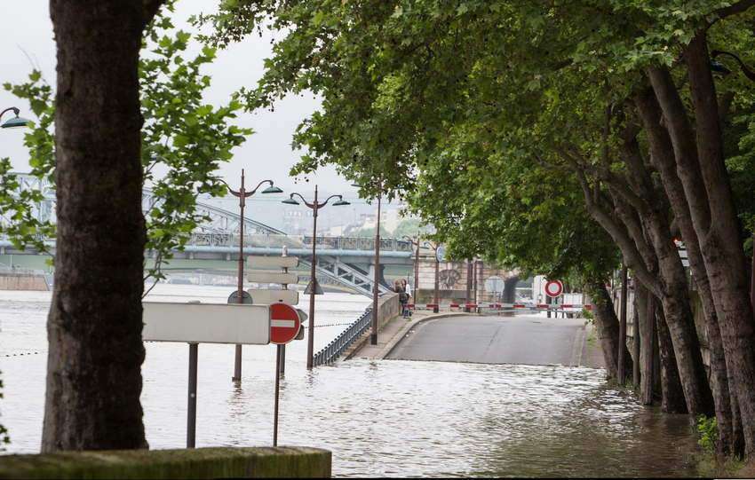 Париж превратился в Венецию: 21 фото наводнения в столице Франции