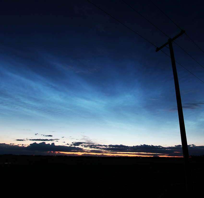 В разных уголках мира фотографируют редкое явление - светящиеся серебристые облака