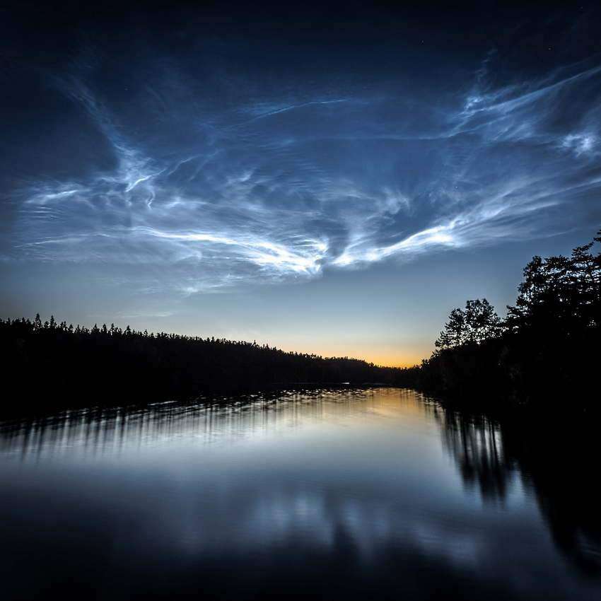 В разных уголках мира фотографируют редкое явление - светящиеся серебристые облака