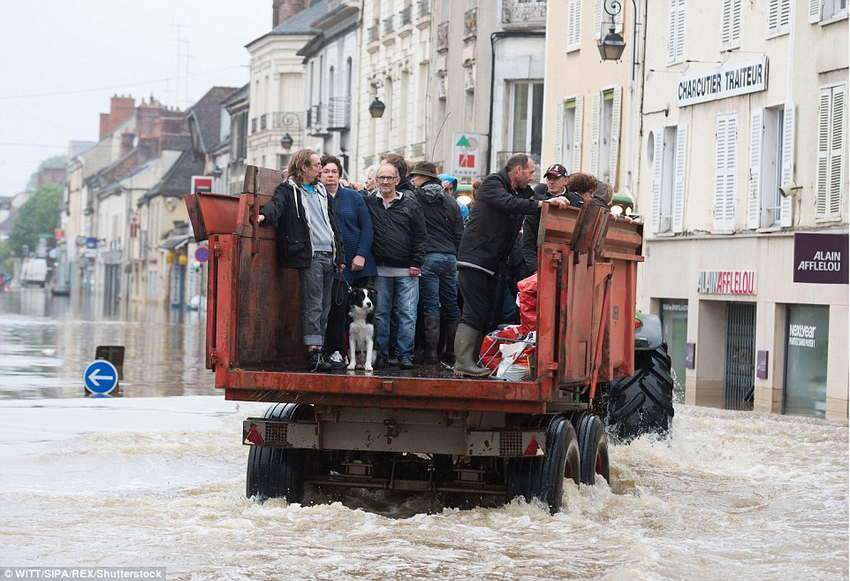 Париж превратился в Венецию: 21 фото наводнения в столице Франции