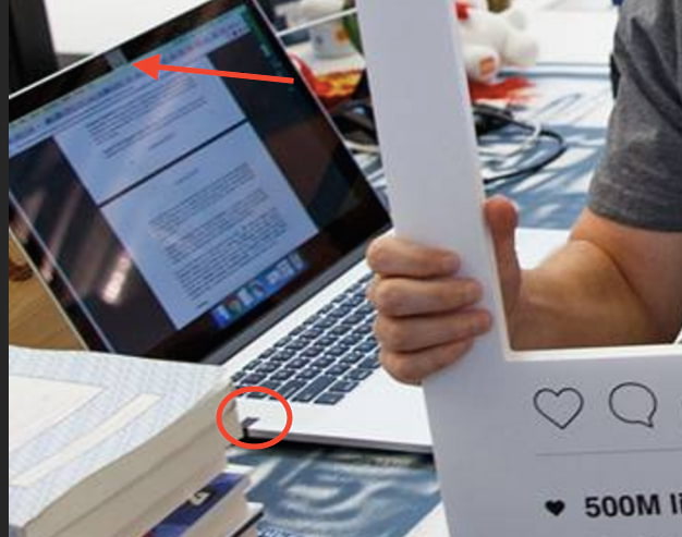 Цукерберг заклеивает камеру и микрофон на ноутбуке