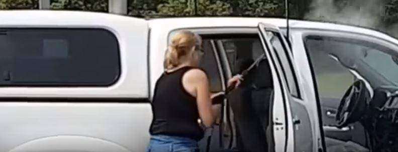 женщина моет машину