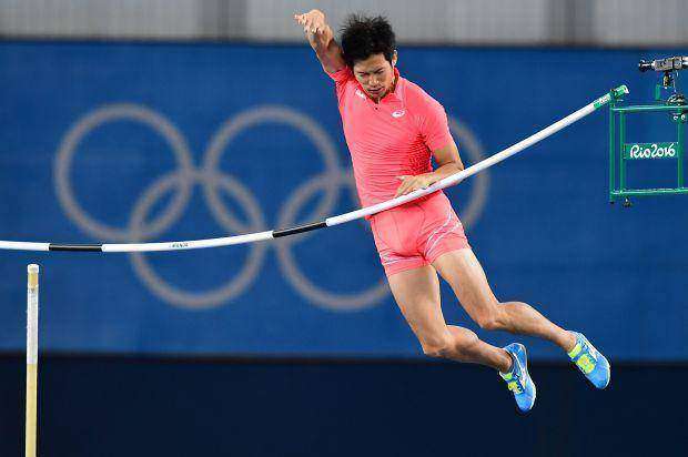Japan's Hiroki Ogita competes in the Men's Pole Vault Qualifying Round during the athletics event at the Rio 2016 Olympic Games at the Olympic Stadium in Rio de Janeiro on August 13, 2016. / AFP / FRANCK FIFE (Photo credit should read FRANCK FIFE/AFP/Getty Images)