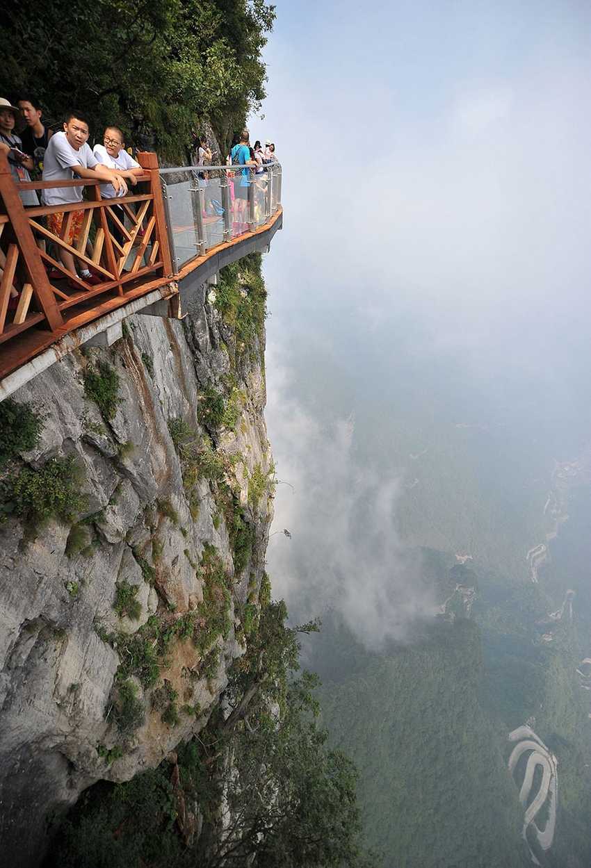 glass-bridge-zhangjiajie-national-forest-park-tianmen-mountain-hunan-china-1