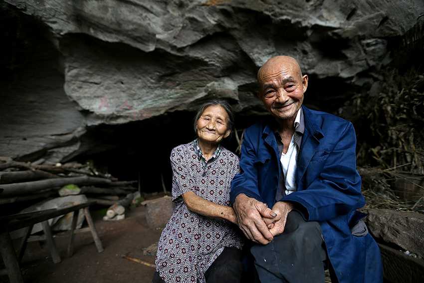 Эта семейная пара уже 60 лет живет в пещере