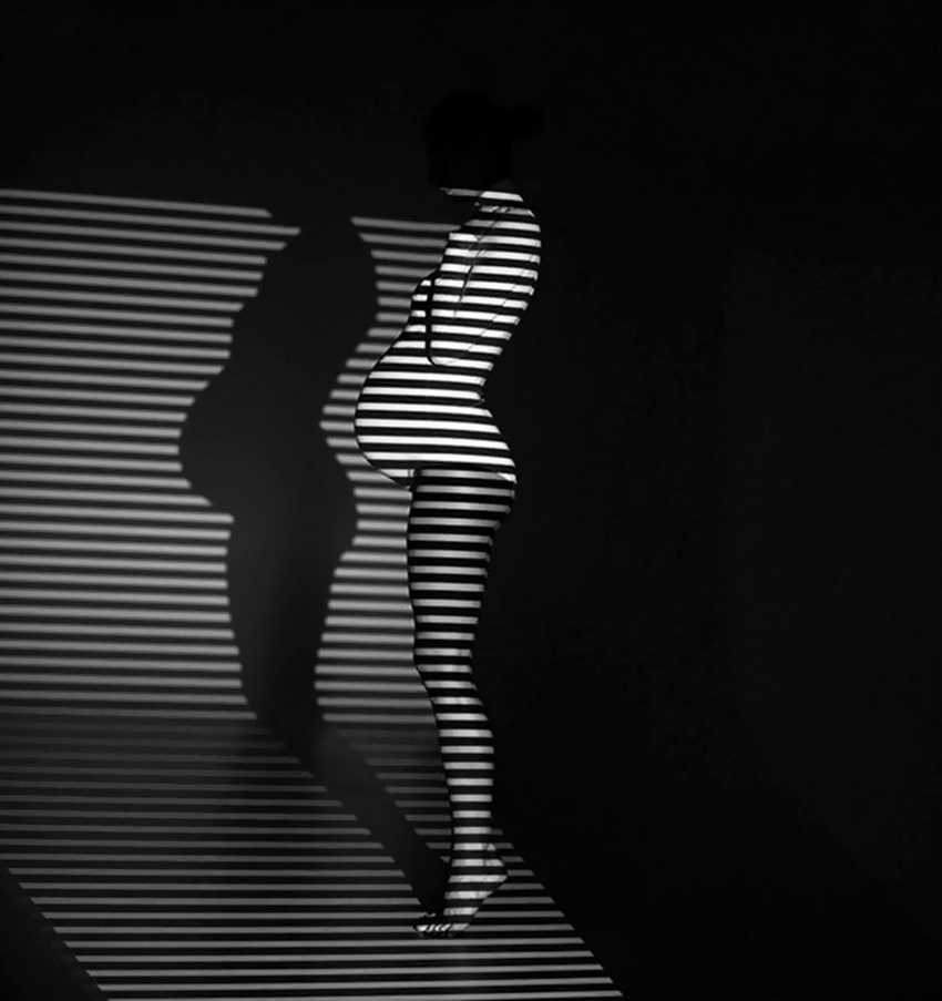 creative-hard-shadow-photography-31-57e27430af4ff__700