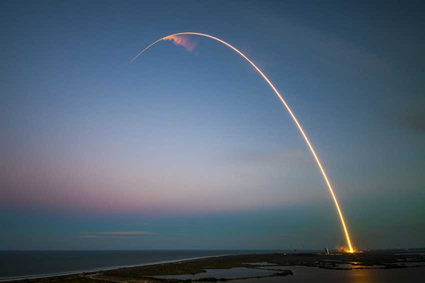 this-beautiful-shot-by-spacex-is-a-long-exposure-that-shows-the-rocket-lofting-its-payload-toward-outer-space