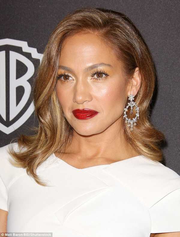 3920db3300000578-3842210-jennifer_lopez_is_an_ambassador_for_l_oreal_because_she_is_obvio-m-62_1476686343851