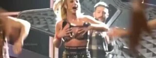У Бритни Спирс расстегнулся лифчик во время выступления