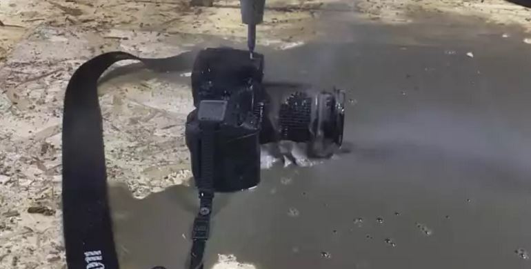 Можно ли разрезать фотоаппарат водой?