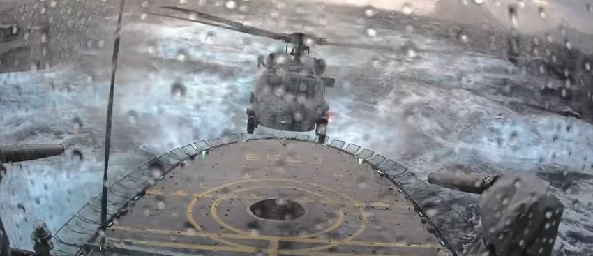 Посадка вертолета на авианосец в шторм