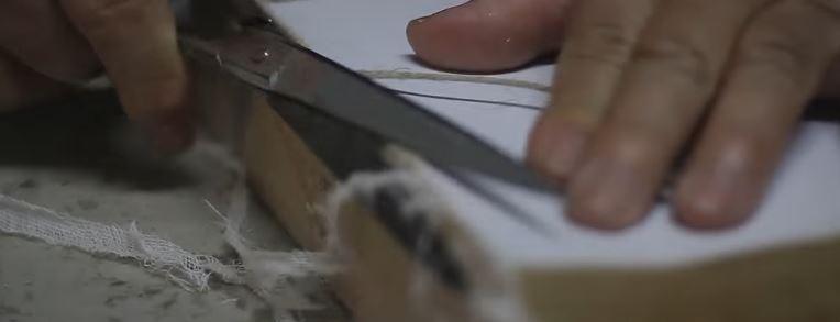 Завораживающее видео с эффектом релаксации: Мастер реставрирует старинную книгу