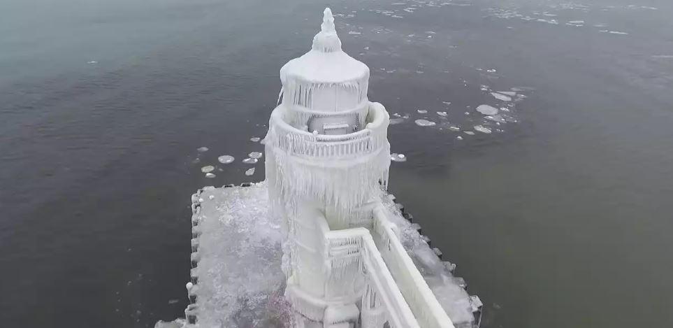 Этот маяк как будто вырезан изо льда