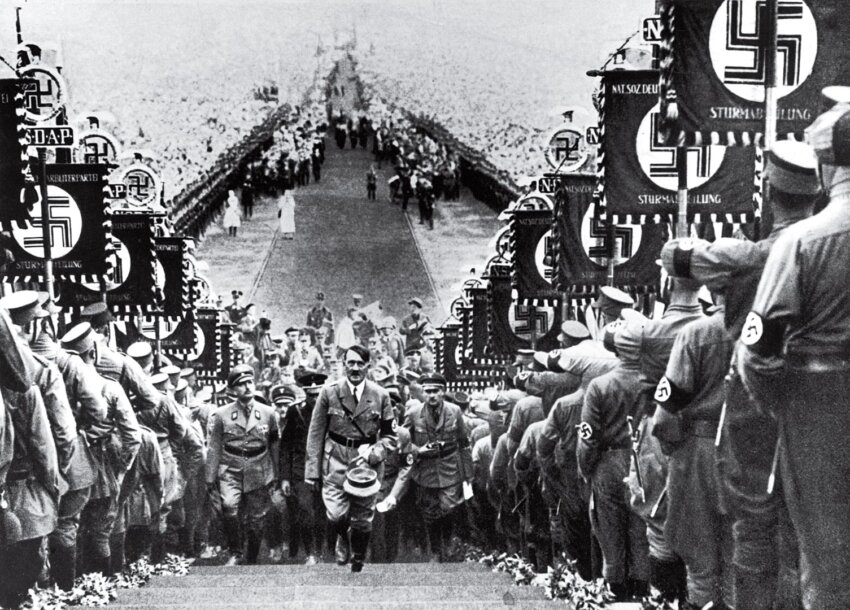 "Гитлер на митинге нацистской партии". Генрих Гофман