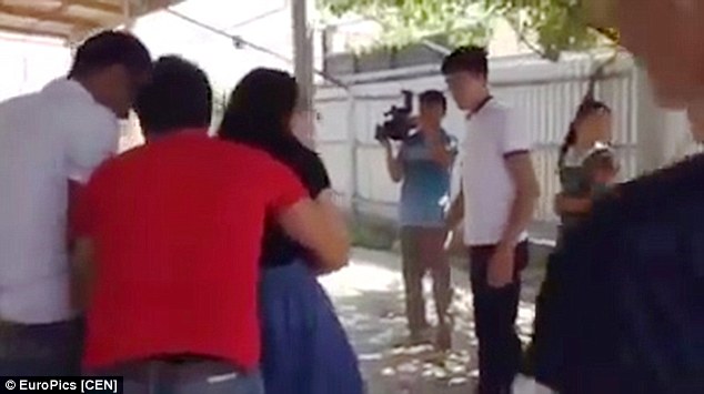 Стерпится-слюбится по-казахски: Видео похищение невесты шокировало западную публику