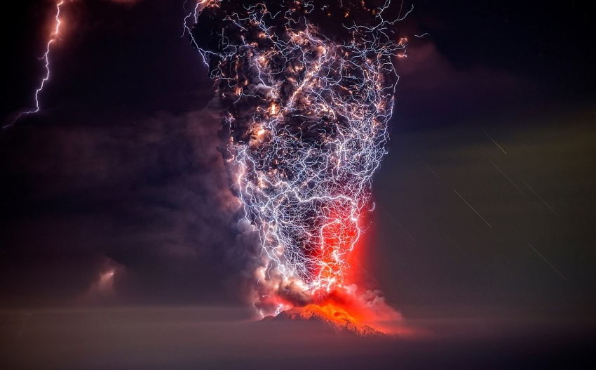 Вулканические молнии во время извержения вулкана 1
