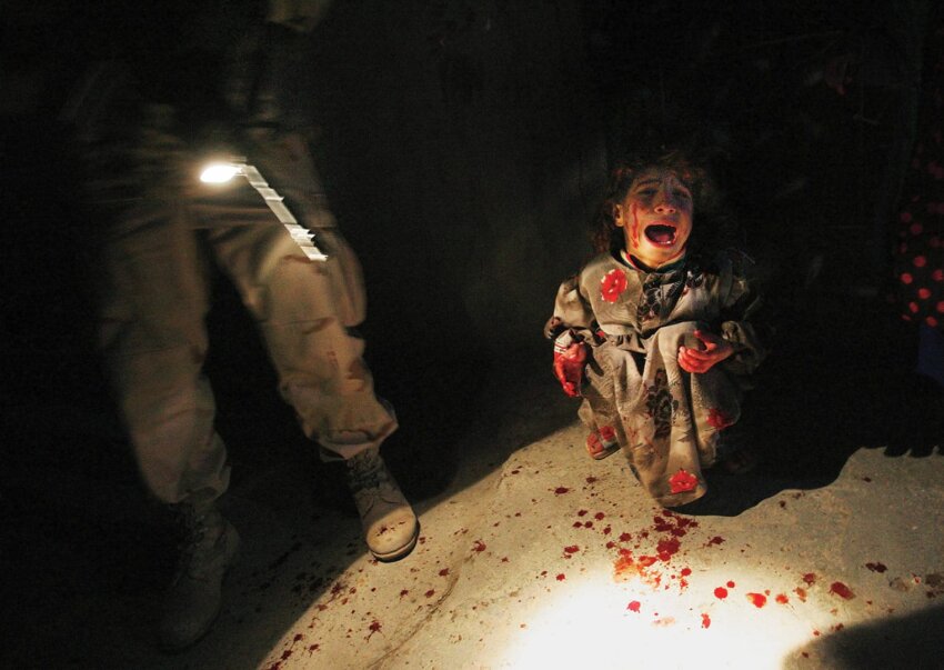 "Иракская девочка на контрольно-пропускном пункте" Крис Хондрос