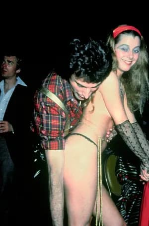 Меркьюри и девушка на одной из вечеринок группы Queen